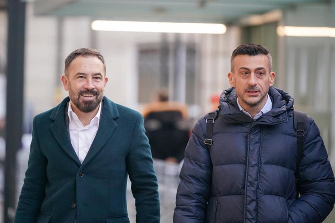 El consejero de Vivienda y Agenda Urbana, Denis Itxaso (i), a su llegada al Parlamento vasco