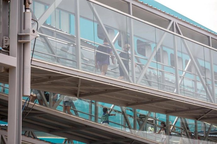 Pasajeros en el puerto de Ciutadella