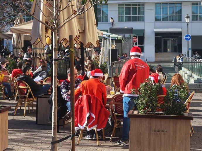 Archivo - (Foto De ARCHIVO) Una Terraza Llena De Gente Durante El Aperitivo De Nochebuena En El Centro De La Ciudad