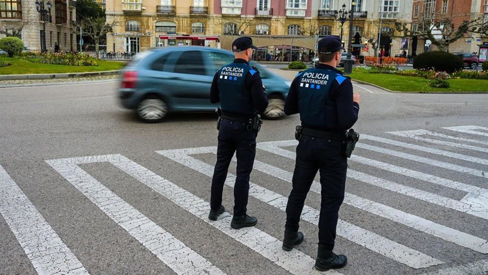 Archivo - Policías locales de Santander