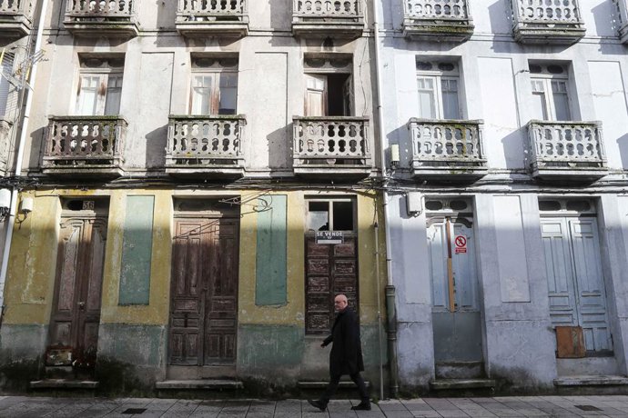 Archivo - Viviendas vacías y deshabitadas en los barrios lucenses de Feijoo y A Milagrosa, a 15 de noviembre de 2025, en Lugo, Galicia (España). El presidente de Cáritas Española, Manuel Bretón, ha señalado que, según el informe FOESSA, en España hay más 
