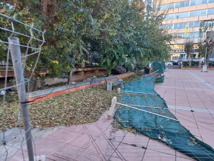El Grupo Municipal Popular ha acusado el Gobierno local de "abandono" de la Plaza de España.