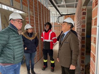 El presidente de la Diputación de Córdoba, Salvador Fuentes, de visita a las obras de remodelación del Parque de Bomberos de Montoro.