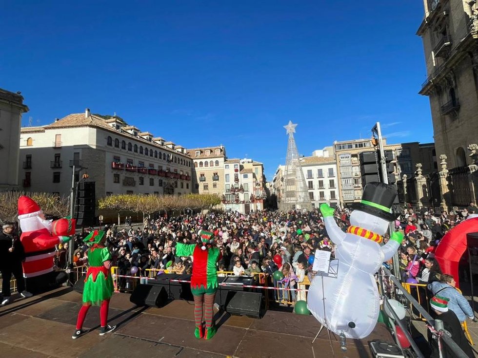 Cientos de niñas y niños, acompañados por sus familias, participan en la fiesta infantil de Nochevieja en la capital jiennense.