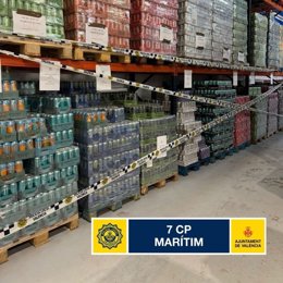 Decomidadas 73.000 latas de refrescos y 3.000 chocolatinas sin la correspondiente etiqueta