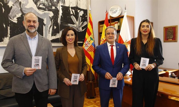El presidente de la DPZ, Juan Antonio Sánchez Quero, y la vicepresidenta, Teresa Ladrero, con miembros de IU y CHA.