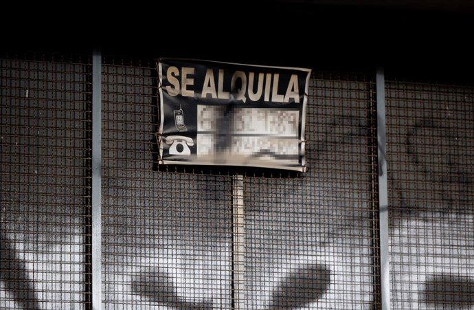 Archivo - Un cartel anuncia un alquiler, a 9 de enero de 2024, en Madrid (España). El pasado 2 de enero, el Instituto Nacional de Estadística (INE) publicó por primera vez el nuevo índice de referencia de arrendamientos para la vivienda (IRAV), que desde 