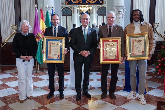 El alcalde de Málaga, Francisco de la Torre, con los tres representantes de los Reyes Magos para la cabalgata del próximo 5 de enero.