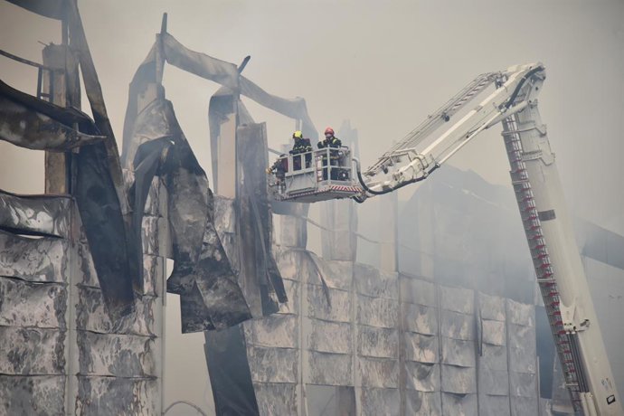Archivo - October 5, 2025, Lviv, Ukraine: Firefighters extinguish a warehouse in an industrial park after a massive missile and drone attack on Lviv Following a massive missile and drone attack on Lviv by Russian forces, a warehouse in an industrial park 
