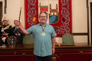 Archivo - El alcalde de Zamora, Francisco Guarido (IU), muestra el bastón de mando en la sesión de constitución del Ayuntamiento de Zamora en 2023.