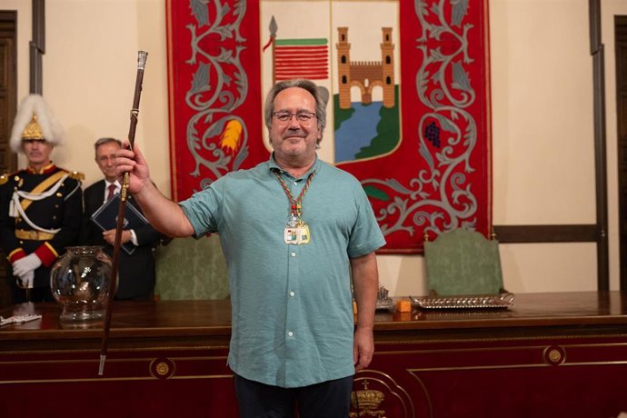 Archivo - El alcalde de Zamora, Francisco Guarido (IU), muestra el bastón de mando en la sesión de constitución del Ayuntamiento de Zamora en 2023.