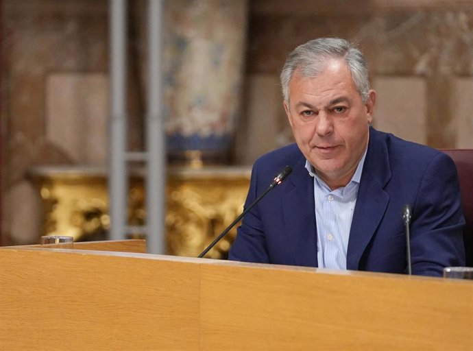 Archivo - El alcalde de Sevilla, José Luis Sanz, durante una intervención en el Pleno, en foto de archivo.