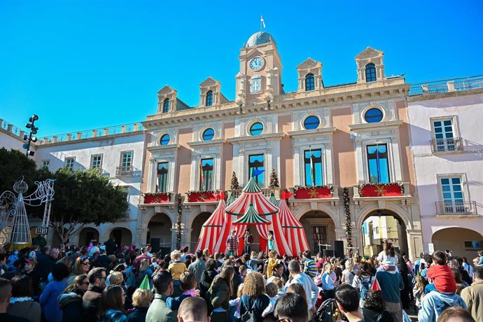 Las minicampanadas de la suerte se han celebrado en la remodelada Plaza Vieja de Almería.