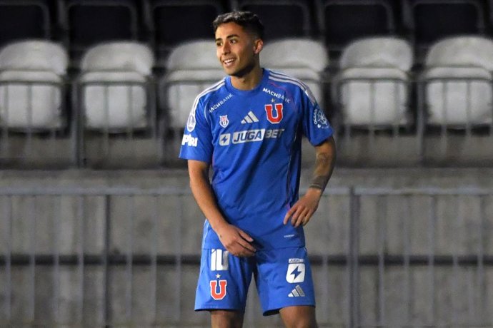 Futbol, Universidad de Chile vs Alianza Lima. Copa Sudamericana 2025. El jugador de Universidad de Chile Lucas Assadi, centro, celebra tras marcar un gol contra Alianza Lima durante el partido de vuelta de los cuartos de final de la Copa Sudamericana