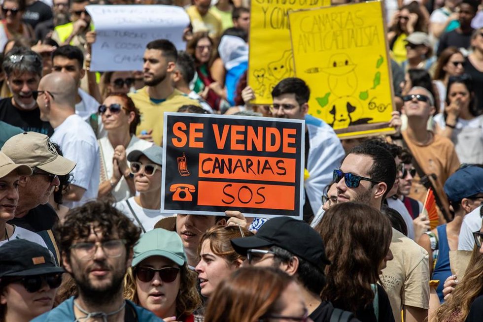 Archivo - Decenas de personas protestan con carteles durante una manifestación contra el modelo turístico, a 20 de abril de 2024, en Las Palmas de Gran Canaria, Gran Canaria, Canarias (España). Las ocho islas canarias se unen hoy para protestar contra l