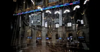 El Ibex 35 cierra 2025 como su mejor ejercicio en 32 años al revalorizarse un 49% y superar los 17.000 puntos