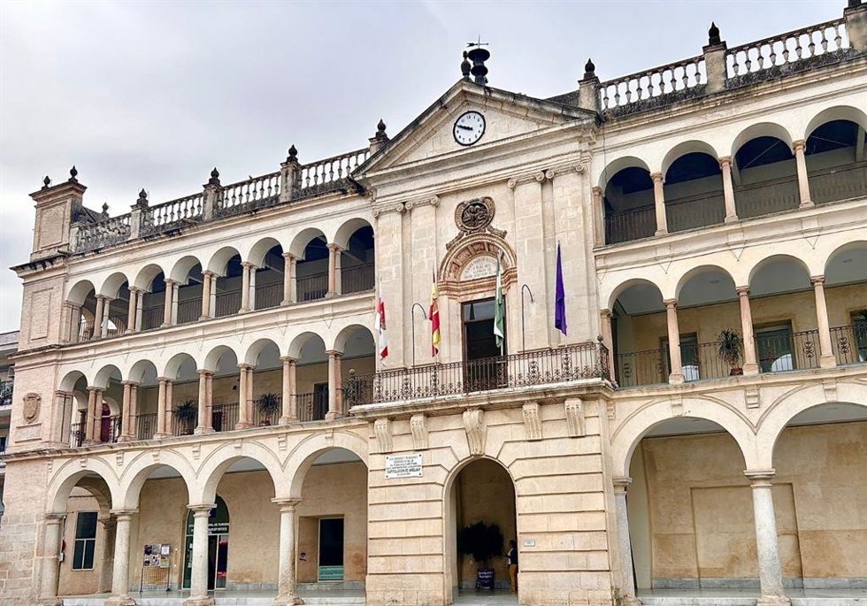 Archivo - Fachada del Ayuntamiento de Andújar.