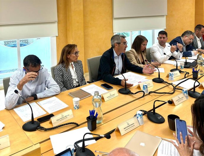 El portavoz socialista en la Mancomunidad de Municipios, Víctor Navas, en el centro de la imagen, en foto de archivo.