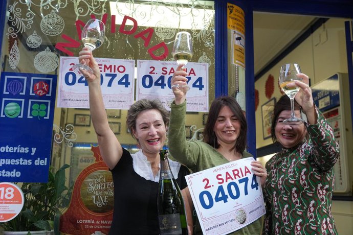 Archivo - Empleadas de la administración situada en la calle Ledesma celebran que han vendido parte del número 04074 correspondiente al  'Segundo Premio’' del Sorteo Extraordinario de la Lotería de Navidad, a 22 de diciembre de 2022, en Bilbao, Vizcaya, P