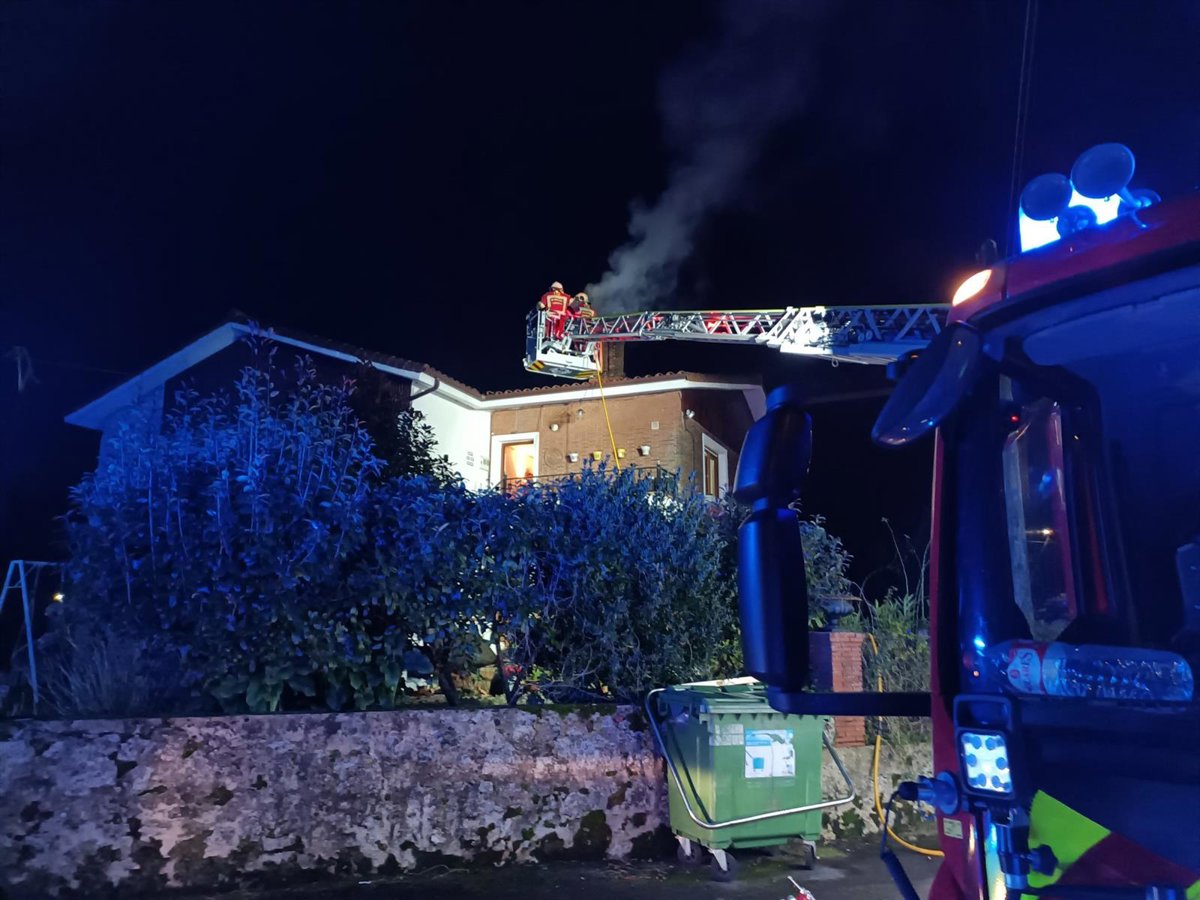 Se incendia la chimenea de una casa de Solórzano por el tubo que estaba sucio y generaba chispas