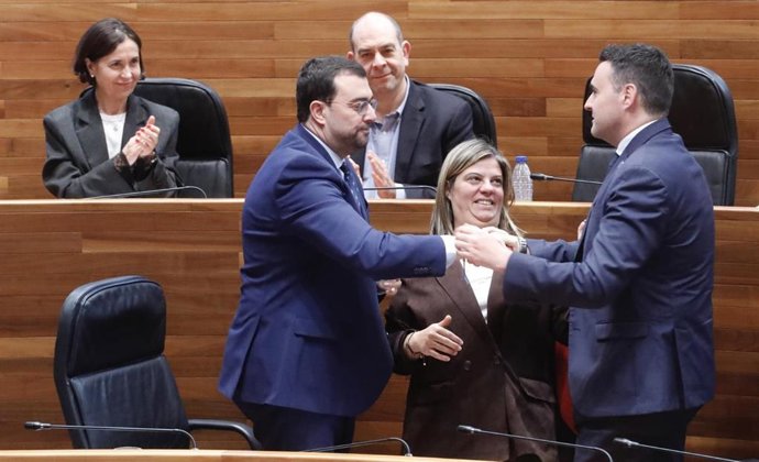 El presidente del Principado, Adrián Barbón, felicita al consejero de Hacienda, Justicia y Asuntos Europeos, Guillermo Peláez, tras la aprobación de los presupuestos del Principado para 2026 en el pleno de la Junta General.