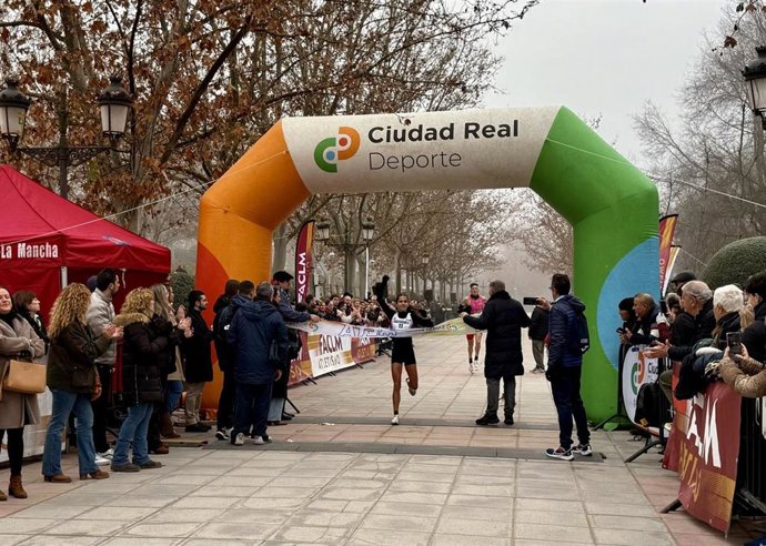 Llegada a meta de Queralt Criado, ganadora de la prueba femenina absoluta de la LII Carrera del Pavo.