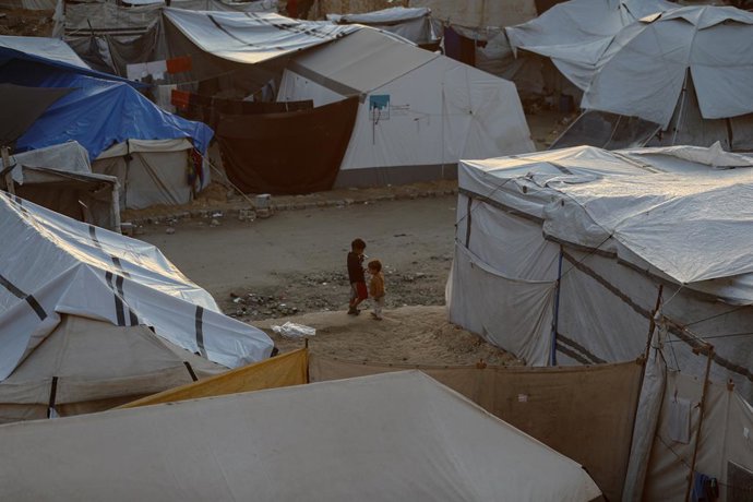 December 1, 2025, Gaza City, Gaza Strip, Palestinian Territory: Palestinians continue their daily lives in difficult conditions at UNRWA schools in Gaza City on December 1, 2025