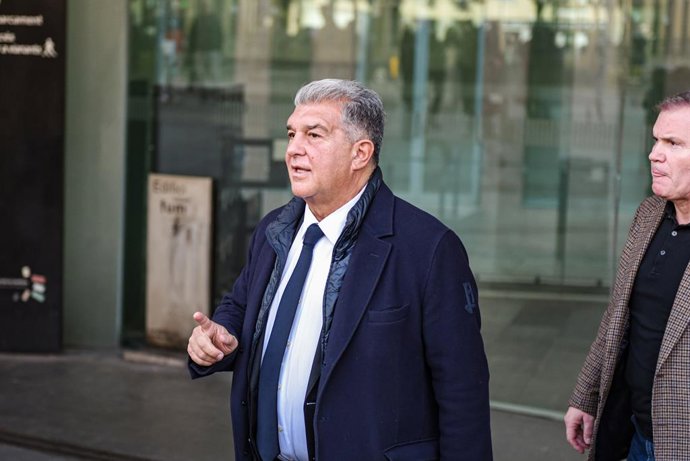 El presidente del FC Barcelona, Joan Laporta, a su salida a la Ciutat de la Justicia, a 12 de diciembre de 2025, en Barcelona, Catalunya (España). El presidente del FC Barcelona, Joan Laporta, y los exentrenadores, Luis Enrique Martínez y Ernesto Valverde