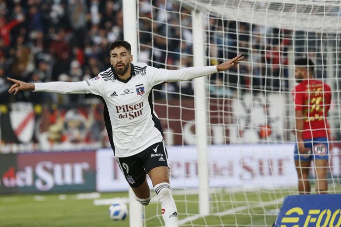 Fútbol, ​​Colo Colo vs Unión Española. Fecha 24 campeonato Nacional 2022. El jugador de Colo Colo Juan Martín Lucero , celebra su gol contra Unión Española durante el partido por primera división realizado en el estadio Monumental. santiago,