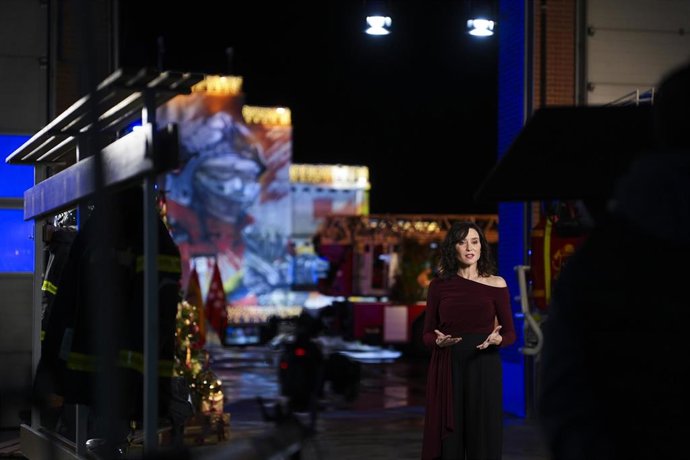 La presidenta de la Comunidad de Madrid, Isabel Díaz Ayuso, en su discurso de Fin de Año desde el parque de Bomberos de Alcalá de Henares