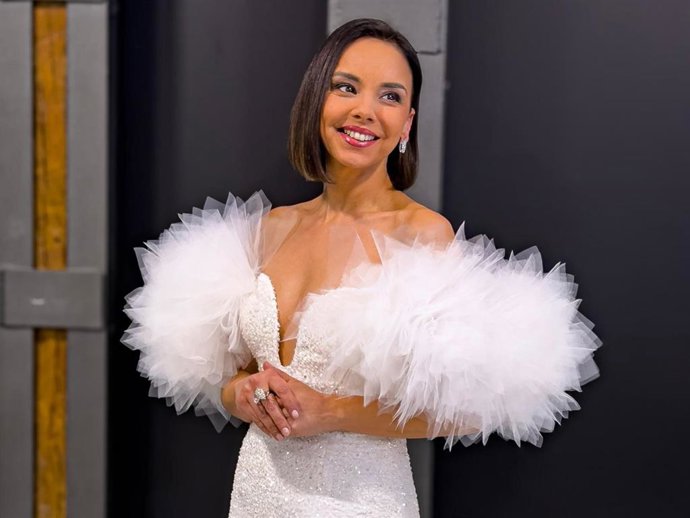 Chenoa se corona de blanco en las Campanadas de TVE con un majestuoso vestido de Alejandro de Miguel