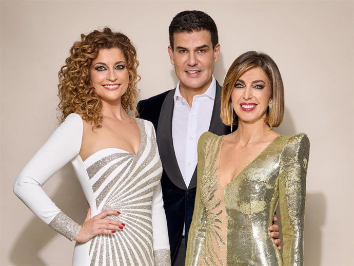 Mariló Leal y Lucía Escribano, de Sol y Luna con diseños de Alejandro de Miguel en las Campanadas de Castilla-La Mancha