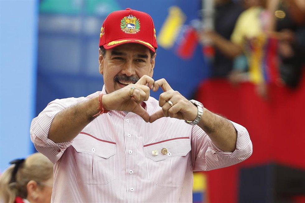 Archivo - CARACAS, Dec. 2, 2025  -- Venezuelan President Nicolas Maduro gestures during a rally in Caracas, capital of Venezuela, Dec. 1, 2025. Venezuela does not want "a slave's peace," Venezuelan President Nicolas Maduro told supporters Monday as U.S.