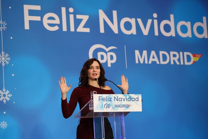 La presidenta de la Comunidad de Madrid, Isabel Díaz Ayuso, interviene durante la cena de navidad del PP de Madrid, en la Finca La Alquería, a 15 de diciembre de 2025, en Alcorcón, Madrid (España).