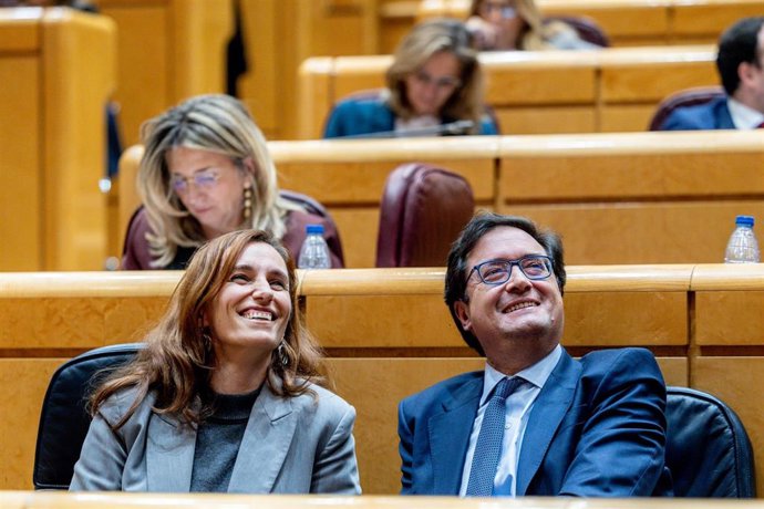 Archivo - La ministra de sanidad, Mónica García y el ministro de Transformación Digital, Óscar López, durante una sesión de control al Gobierno