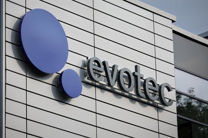Archivo - FILED - 30 August 2023, Hamburg: A general view of Evotec SE's logo at its headquarters. Photo: Christian Charisius/dpa