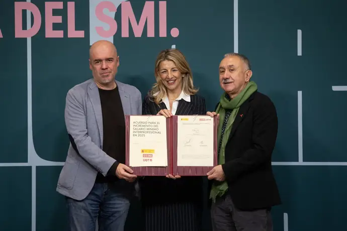Yolanda Díaz, Unai Sordo y Pepe Álvarez durante la firma del acuerdo de subida del SMI para 2025