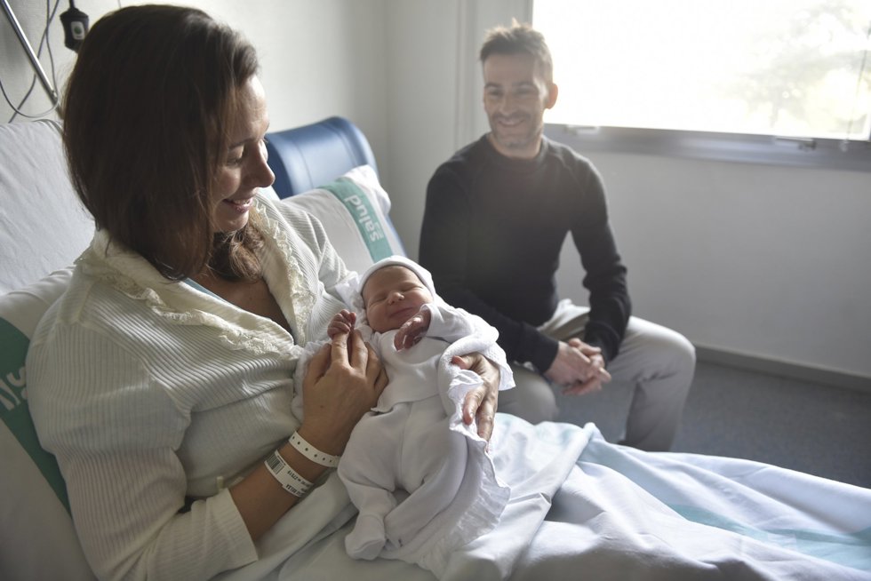 Cristina Gustau y Carlos Cortina posan con su hija Elena Cortina Gistau, que ha sido el primer bebé nacido en 2026 en España, en el Hospital de Barbastro, a 1 de enero de 2026, en Barbastro, Huesca, Aragón (España). Elena nació a las 00.