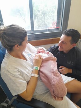 Cloe, o primeiro bebê andaluz do ano de 2026, com seus pais após seu nascimento no Hospital Juan Ramón Jiménez, em Huelva.