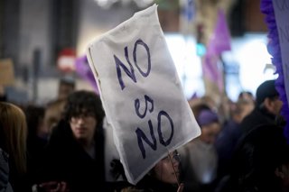 Archivo - Una pancarta durante una concentración por el día de la Eliminación de la violencia contra las Mujeres, a 25 de noviembre de 2025, en Madrid (España). 