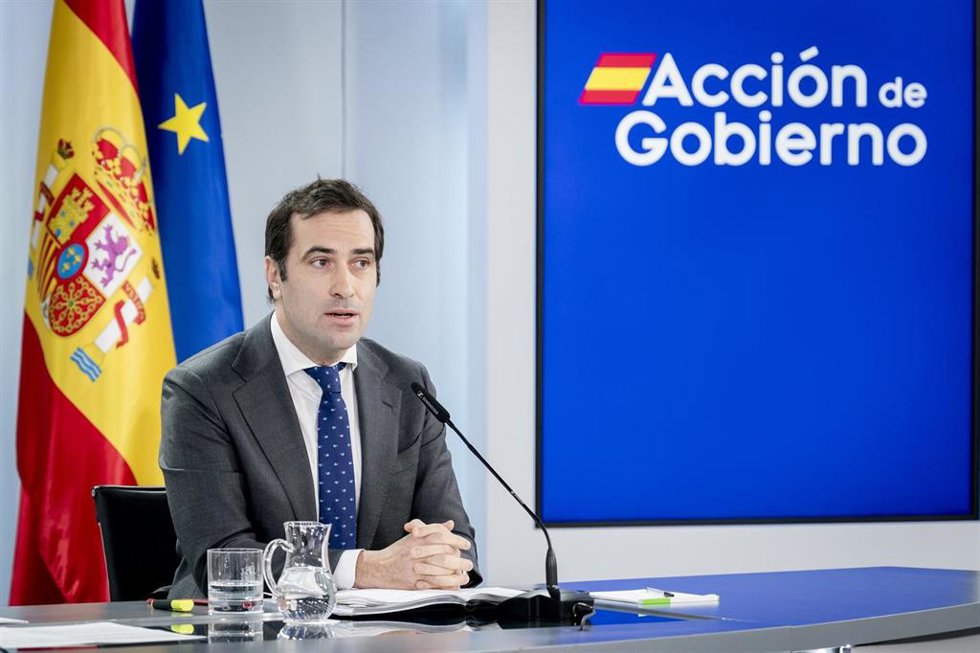 El ministro de Economía, Comercio y Empresa, Carlos Cuerpo, durante una rueda de prensa tras la reunión del Consejo de Ministros, en el Palacio de la Moncloa, a 9 de diciembre de 2025, en Madrid (España). El Consejo de Ministros ha aprobado la transform