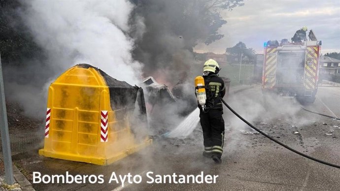 Bomberos de Santander sofocan un incendio en contenedores