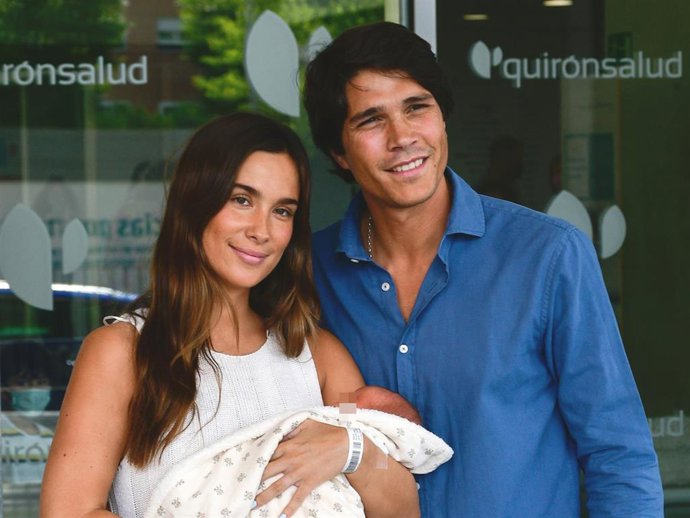 Archivo - (Foto De ARCHIVO) María Pombo Y Pablo Castellano Posan Con Su Hija Vega, A 22 De Junio De 2023