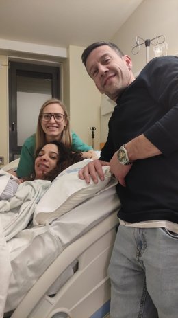 Familia de Sienna, primer bebé de León, junto a la profesional que atendió el parto.