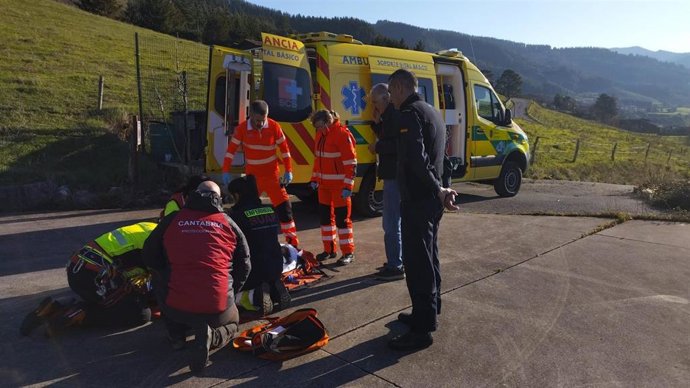 El helicóptero realiza un traslado sanitario: evacúa a una mujer herida en Liébana