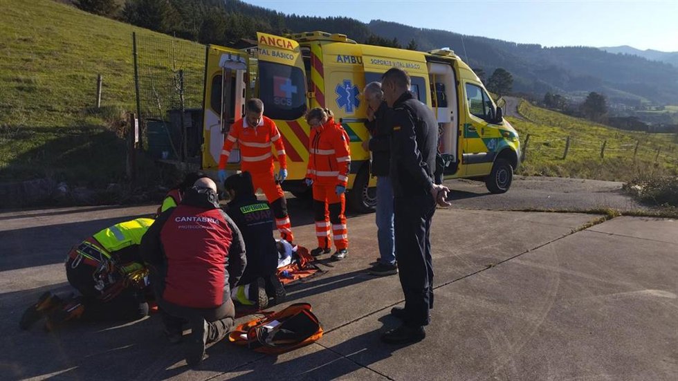 El helicóptero realiza un traslado sanitario: evacúa a una mujer herida en Liébana