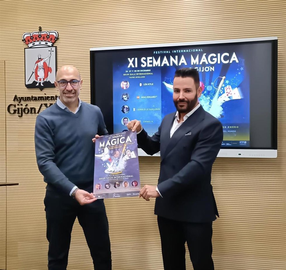 El presidente de Divertia Gijón, Óliver Suárez, presenta en el Ayuntamiento gijonés, junto al ilusionista José Armas, la XI Semana Mágica.