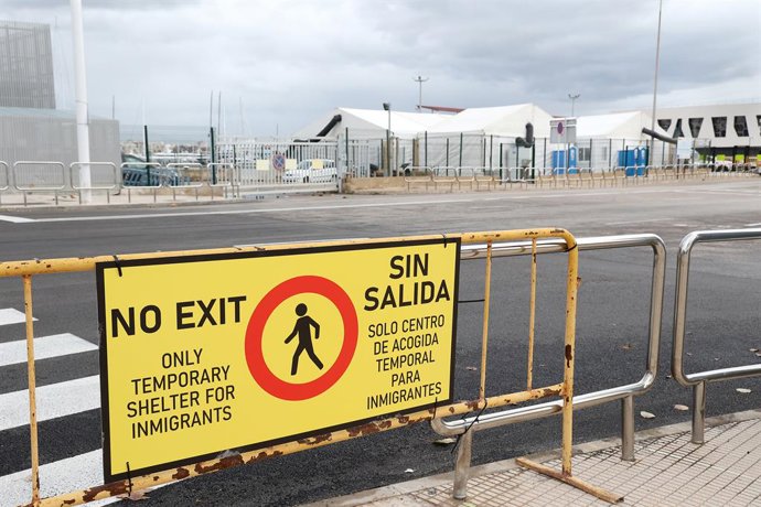 Barracas no espaço destinado à recepção de migrantes no Porto de Palma, em 23 de dezembro de 2025, em Palma de Mallorca, Mallorca, Ilhas Baleares (Espanha).