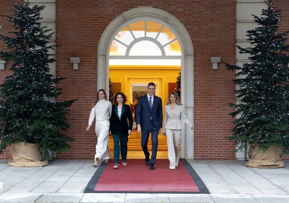 (I-D) La vicepresidenta tercera y ministra para la Transición Ecológica y el Reto Demográfico, Sara Aagesen; la  vicepresidenta primera y ministra de Hacienda, María Jesús Montero; el presidente del Gobierno, Pedro Sánchez, y la vicepresidenta segunda y