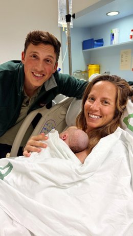 Daniel y Carlota junto a su primera hija Sofía, primera bebé malagueña de 2026 en Málaga y nacida en el Hospital Universitario Costa del Sol a las 00.37 horas